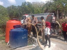 Warga Jabungan Terdampak Kekeringan Mendapat Bantuan Air Bersih dari Polsek Banyumanik