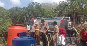 Warga Jabungan Terdampak Kekeringan Mendapat Bantuan Air Bersih dari Polsek Banyumanik