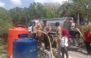 Warga Jabungan Terdampak Kekeringan Mendapat Bantuan Air Bersih dari Polsek Banyumanik