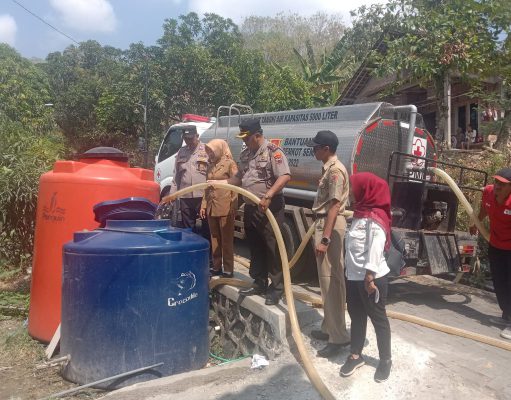 Warga Jabungan Terdampak Kekeringan Mendapat Bantuan Air Bersih dari Polsek Banyumanik
