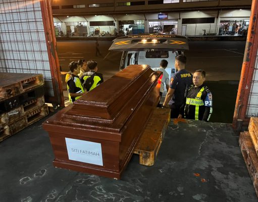 Tim DVI Polda Jatim Kembali Serahkan Jenazah Korban KM Mutiara Sentosa II Asal Sumatera dan Sulawesi kepada Keluarga