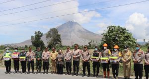Gunung Sinabung Berstatus Siaga, 176 Personel Polri Dikerahkan untuk Layani dan Lindungi Masyarakat