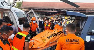 Polri Evakuasi Jenazah Korban KM Virgo Transport 8 dengan Helikopter 30 Mil Laut Dari Darat