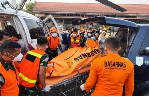 Polri Evakuasi Jenazah Korban KM Virgo Transport 8 dengan Helikopter 30 Mil Laut Dari Darat