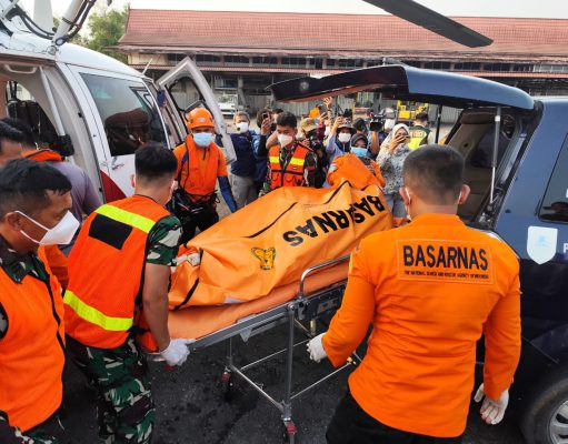 Polri Evakuasi Jenazah Korban KM Virgo Transport 8 dengan Helikopter 30 Mil Laut Dari Darat