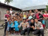 Kapolres Manggarai Timur Naik Sepeda Motor Antar Bantuan, Jangkau 156 Warga di Kampung Podol