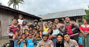 Kapolres Manggarai Timur Naik Sepeda Motor Antar Bantuan, Jangkau 156 Warga di Kampung Podol