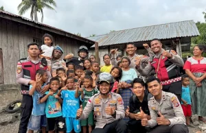 Kapolres Manggarai Timur Naik Sepeda Motor Antar Bantuan, Jangkau 156 Warga di Kampung Podol