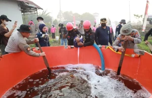 Polda Kalsel Uji Cara Baru Padamkan Karhutla Gambut, Bara Api Disuntik dari Dalam Tanah