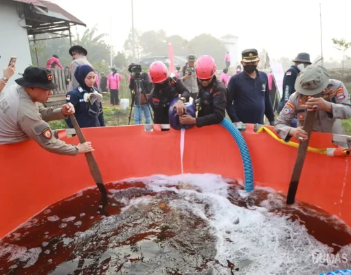 Polda Kalsel Uji Cara Baru Padamkan Karhutla Gambut, Bara Api Disuntik dari Dalam Tanah