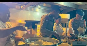 Dapur Lapangan Polri Sajikan Makanan Hangat untuk Korban Gempa Ngada
