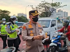 Kapolres Metro Depok Bersama Polwan Bagikan Masker kepada Masyarakat