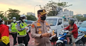 Kapolres Metro Depok Bersama Polwan Bagikan Masker kepada Masyarakat