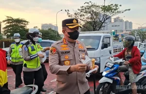 Kapolres Metro Depok Bersama Polwan Bagikan Masker kepada Masyarakat