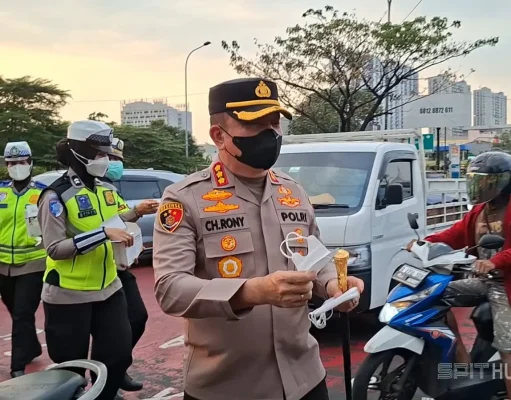 Kapolres Metro Depok Bersama Polwan Bagikan Masker kepada Masyarakat