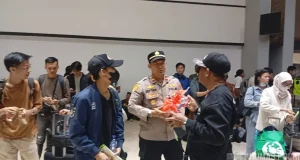 Polresta Bandara Soetta Sapa Penumpang di Terminal 2, Bagikan Snack dan Minuman