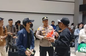 Polresta Bandara Soetta Sapa Penumpang di Terminal 2, Bagikan Snack dan Minuman