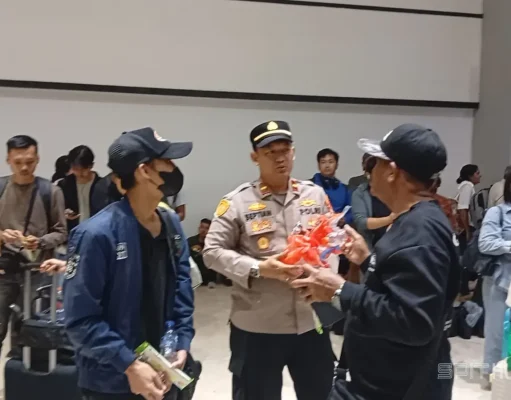 Polresta Bandara Soetta Sapa Penumpang di Terminal 2, Bagikan Snack dan Minuman