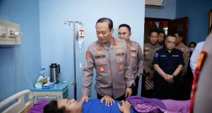 Kapolda Metro Jaya Besuk Tiga Polisi yang Cedera Saat Bertugas di RS Polri