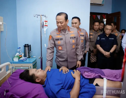 Kapolda Metro Jaya Besuk Tiga Polisi yang Cedera Saat Bertugas di RS Polri