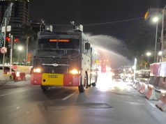 Brimob Polda Metro Jaya Semprot Jalan dan Bagikan Masker Antisipasi Abu Vulkanik Anak Krakatau