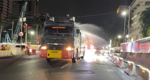 Brimob Polda Metro Jaya Semprot Jalan dan Bagikan Masker Antisipasi Abu Vulkanik Anak Krakatau