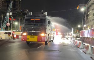 Brimob Polda Metro Jaya Semprot Jalan dan Bagikan Masker Antisipasi Abu Vulkanik Anak Krakatau