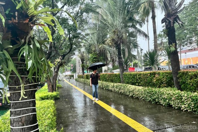 BMKG Prakirakan Hujan Basahi Jakarta Pusat dan Timur Siang Ini