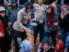 Polda Metro Jaya Bagikan Air Minum dan Makanan Ringan kepada Peserta Penyampaian Aspirasi