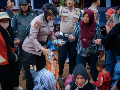 Polda Metro Jaya Bagikan Air Minum dan Makanan Ringan kepada Peserta Penyampaian Aspirasi