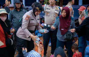Polda Metro Jaya Bagikan Air Minum dan Makanan Ringan kepada Peserta Penyampaian Aspirasi