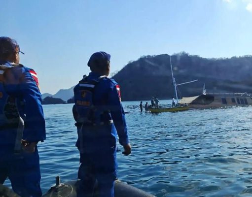 Polisi Berhasil Selamatkan 13 Wisatawan yang Tenggelam di Perairan Labuan Bajo