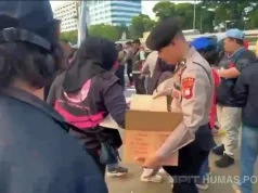 Polisi Bagikan Snack dan Air Minum kepada Peserta Aksi dari Unsur Ojol di DPR