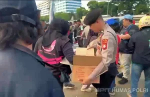 Polisi Bagikan Snack dan Air Minum kepada Peserta Aksi dari Unsur Ojol di DPR