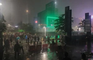 Massa Aksi BEM UI Bubarkan Diri Saat Hujan Deras