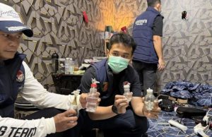 Polisi Amankan 21 Orang dan Belasan Alat Isap Sabu Saat Gerebeg Saritem