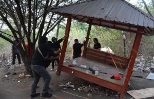 Polisi Bongkar Puluhan Lapak Diduga Narkoba di Kayumalue, Situasi Sempat Memanas