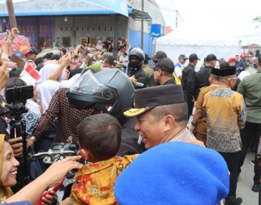 Kapolda Sumut Gendong Anak Antusias Bertemu Presiden Jokowi