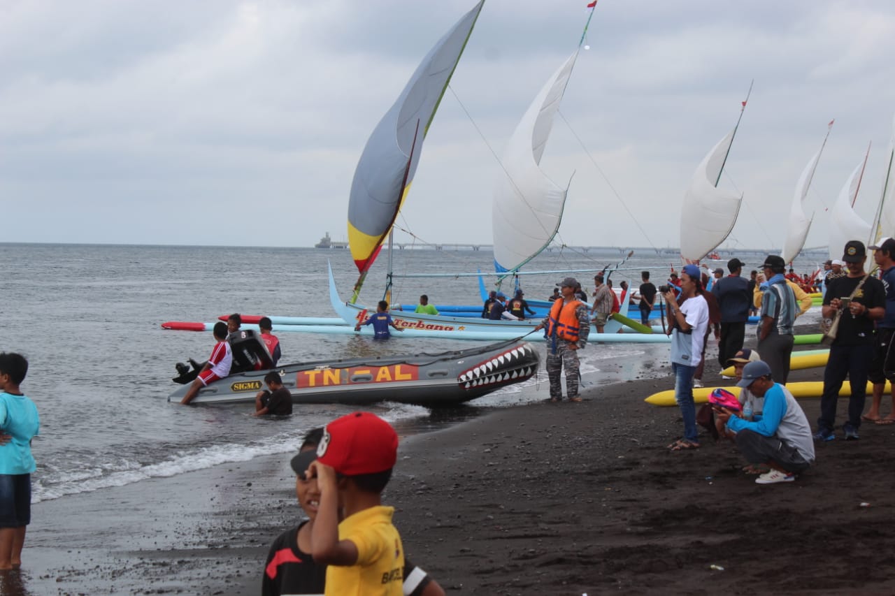 250819 Saksikan Lomba Balap Perahu HUT Lanal Banyiwangi -3