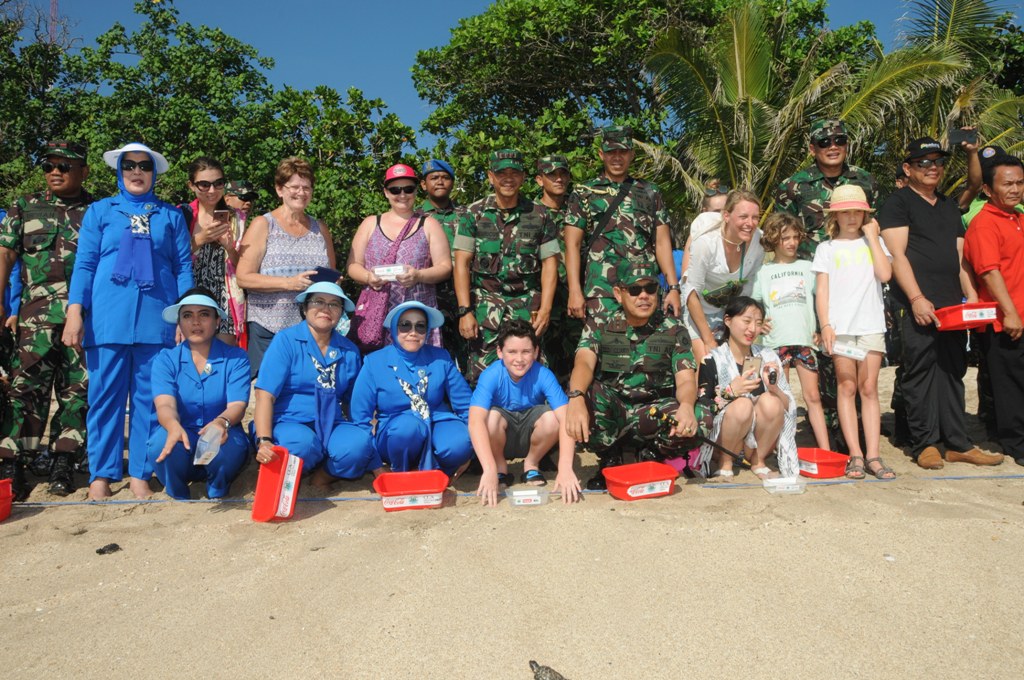 270419 Danlanal Denpasar Dampingi Dankodiklatal Lepas Ratusan Tukik -1