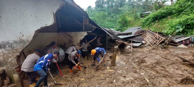 Brimob Polda Jatim Turun Tangan Bersihkan Material Longsor di Silo Jember