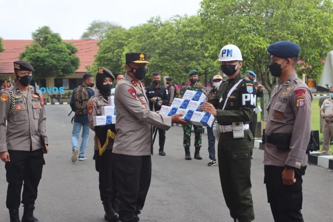 Tegakan Protokol Kesehatan, Kapolda Kalteng Berangkatkan Satgas Yustisi TNI/Polri Dan Bagikan 2.500 Masker