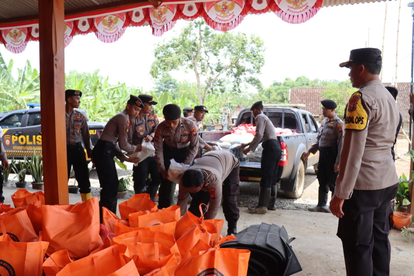 Polres Bojonegoro Salurkan Ratusan Paket Sembako Untuk Warga Terdampak Banjir di Desa Bobol