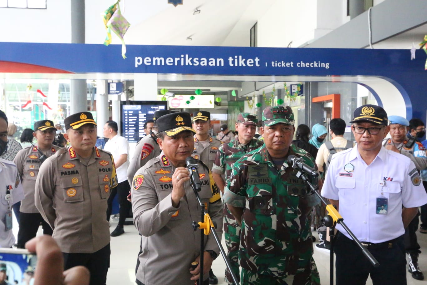 Kapolda Jatim dan Pangdam V Brawijaya Pantau Pospam dan Posyan Ops Ketupat Semeru 2023