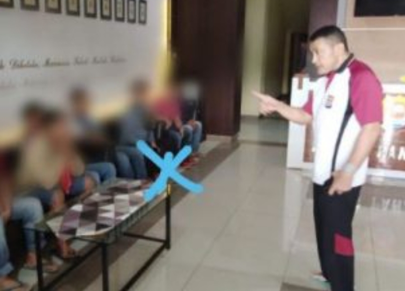 Heboh! 7 Anggota Polisi Ini Ditangkap Warga.