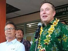 Elon Musk Mengaku Tidak Tahu Banyak Tentang Air dan Kagum pada Pohon Bakau CEO dan pendiri SpaceX Elon Musk bersama Menteri Kesehatan RI Budi Gunadi Sadikin saat konferensi pers terkait peresmian layanan Starlink di Puskesmas Pembantu, Desa Sumerta Kelod, Kota Denpasar, Bali, pada Minggu (19/5/2024). (KOMPAS.com/Yohanes Valdi Seriang Ginta)
