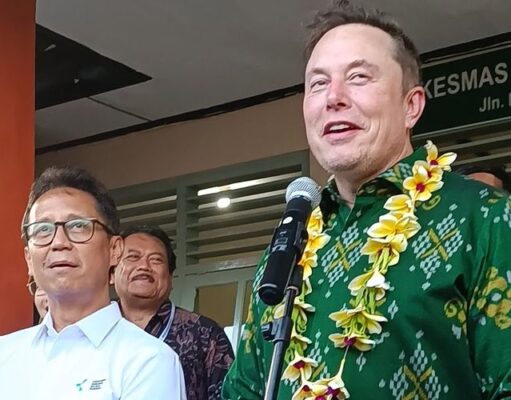 Elon Musk Mengaku Tidak Tahu Banyak Tentang Air dan Kagum pada Pohon Bakau CEO dan pendiri SpaceX Elon Musk bersama Menteri Kesehatan RI Budi Gunadi Sadikin saat konferensi pers terkait peresmian layanan Starlink di Puskesmas Pembantu, Desa Sumerta Kelod, Kota Denpasar, Bali, pada Minggu (19/5/2024). (KOMPAS.com/Yohanes Valdi Seriang Ginta)