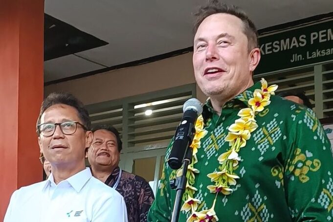 CEO dan pendiri SpaceX Elon Musk bersama Menteri Kesehatan RI Budi Gunadi Sadikin saat konferensi pers terkait peresmian layanan Starlink di Puskesmas Pembantu, Desa Sumerta Kelod, Kota Denpasar, Bali, pada Minggu (19/5/2024). (KOMPAS.com/Yohanes Valdi Seriang Ginta)