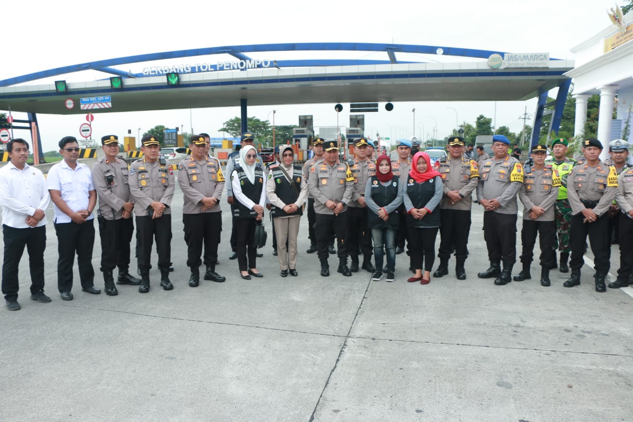 Cek Anggota di Posyan Nataru, Kapolda Jatim Berikan Semangat