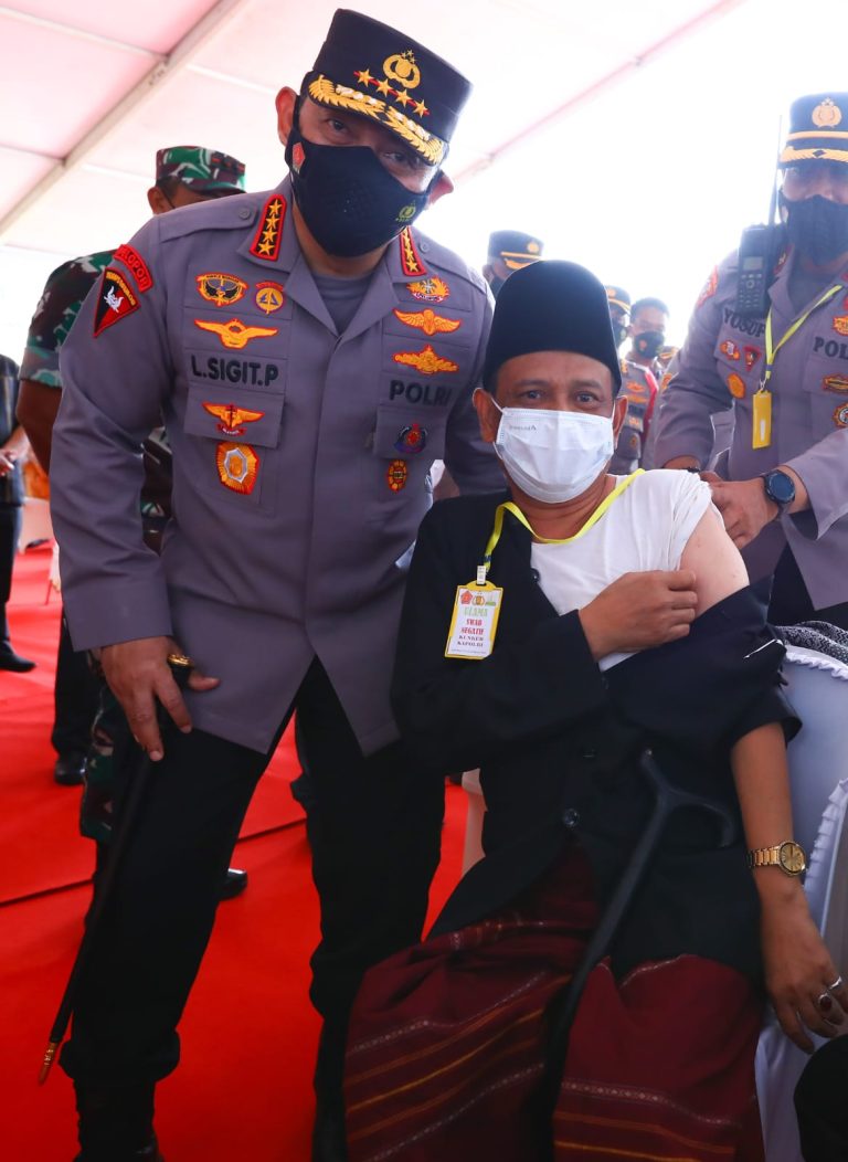 Tinjau Vaksinasi di Aceh, Kapolri Minta Forkopimda Lakukan Upaya Maksimal Cegah Peningkatan Positivity Rate